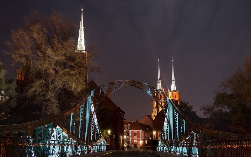 ostrów tumski nocą
